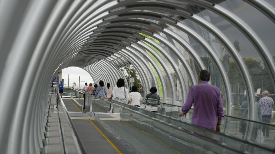 El túnel del HUCA convence a los mayores seis meses después de entrar en funcionamiento, pero "se estropea mucho"