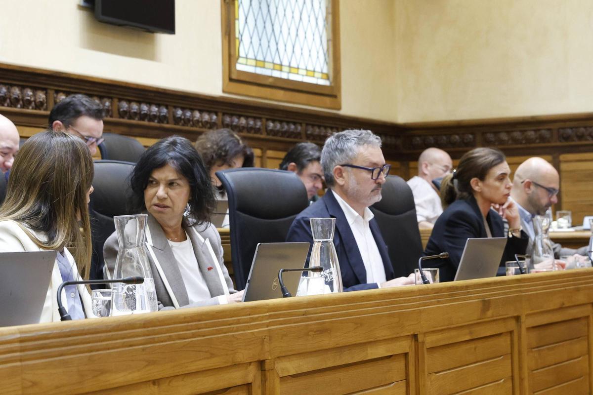El Pleno municipal de abril en Gijon, en imágenes