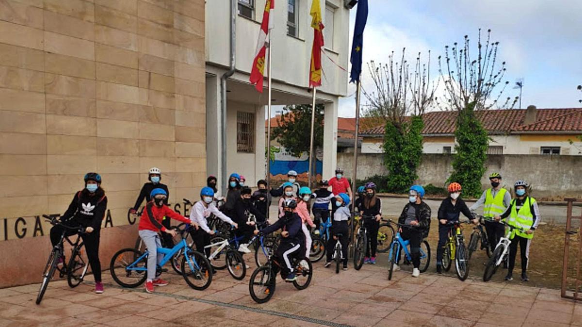 1.- Los alumnos del CEO Coreses, con sus bicicletas, prestadas por la DGT para la parte práctica del proyecto.