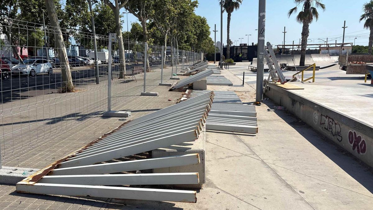 Retirada de las antiguas vallas del Skate Àgora de Badalona