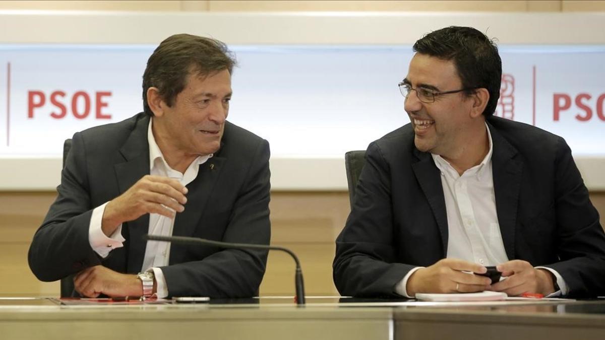 Javier Fernández, presidente de la gestora del PSOE, junto a Mario Jiménez, vocal, este lunes.