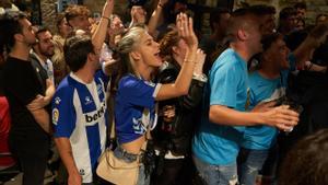 ¡Espectacular recibimiento de los aficionados al Alavés en el aeropuerto!