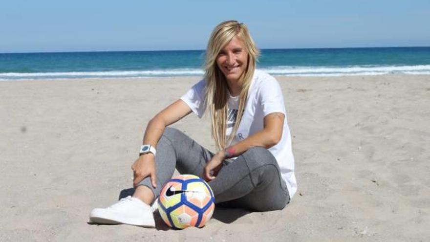 La jugadora y entrenadora Alexandra Fernández, «Ruby», en la playa de San Juan.