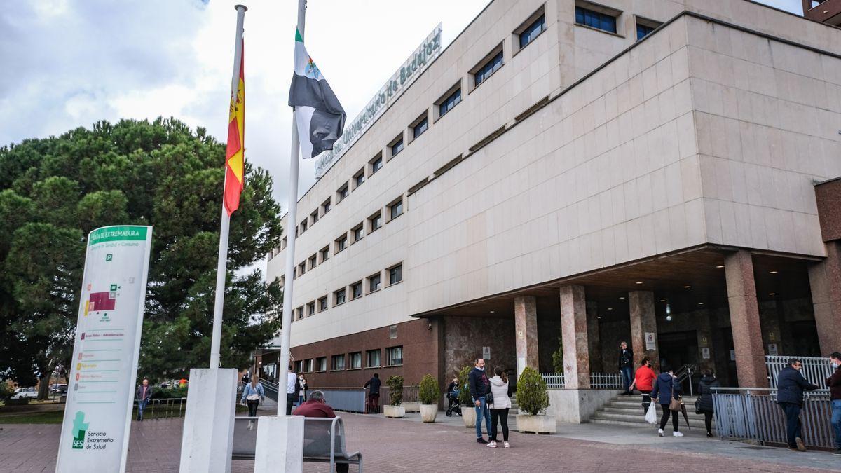 Imagen del Hospital Universitario de Badajoz, donde se encuentra ingresado el herido.