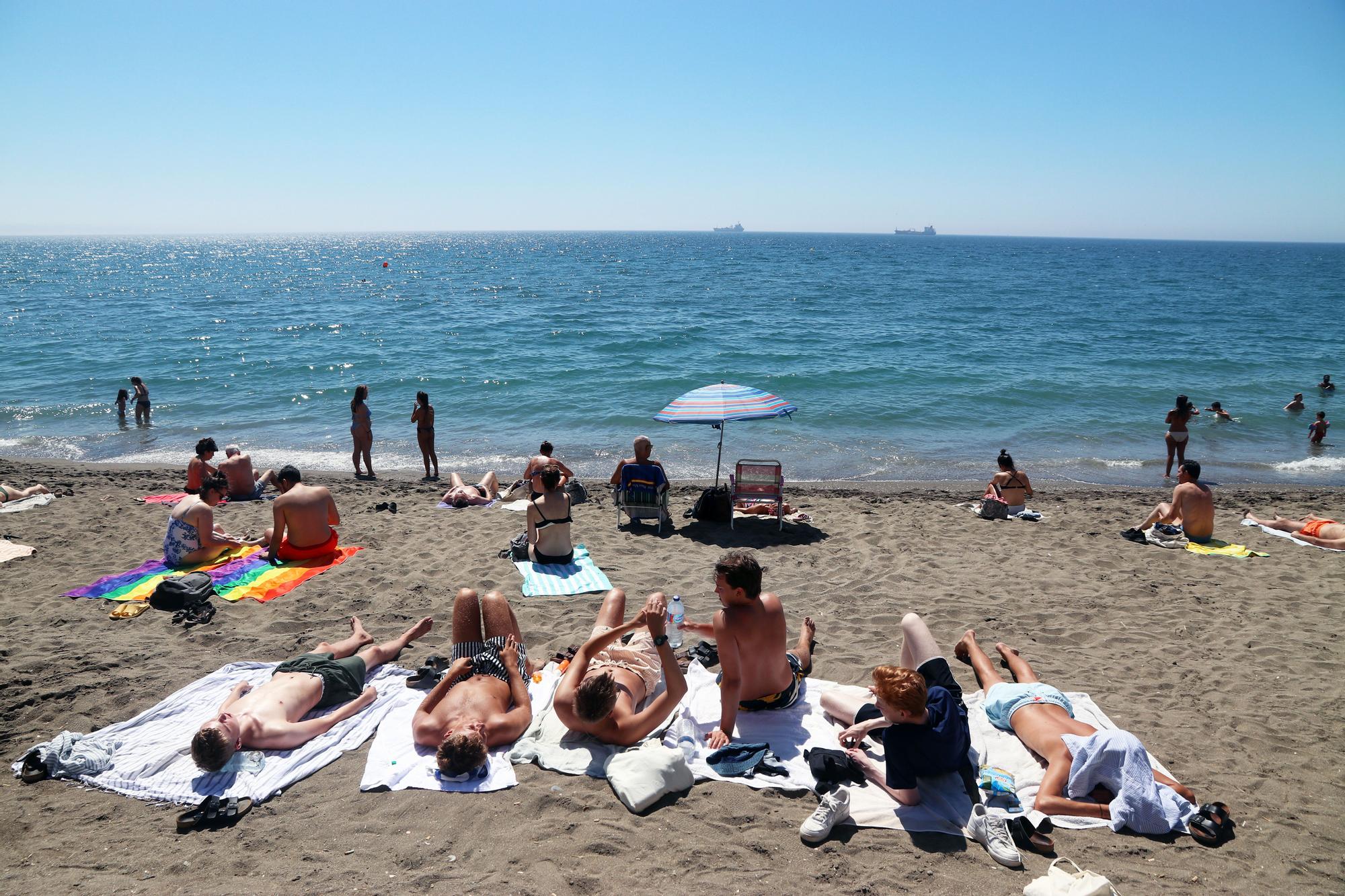 Turistas disfrutan de un día de playa en Málaga.