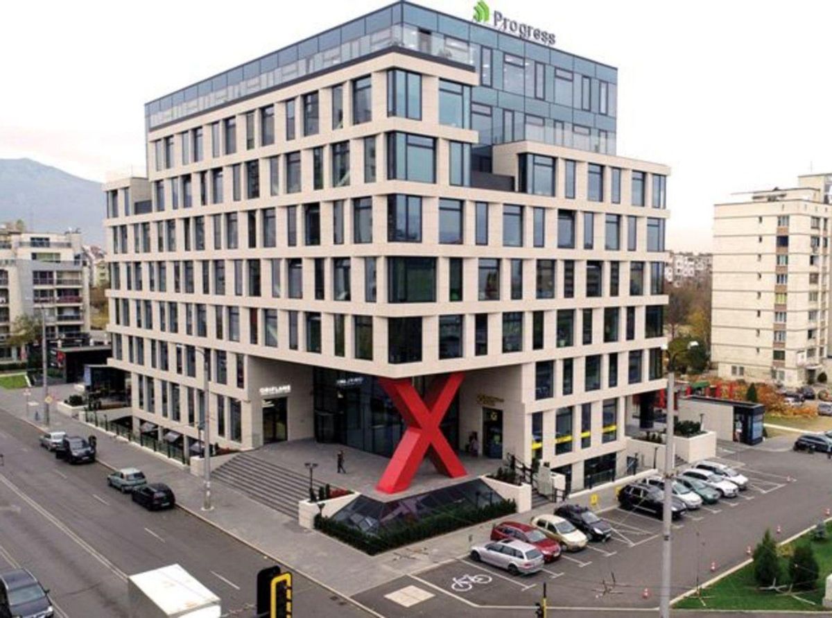 Grafix BusinessCenter de Sofía “Eldorado” es el sugerente nombre de la variedad de granito utilizada en la fachada del edificio Grafix Bussines Center de la capital bulgara, donde se han empleado un total de 4.800 metros cuadrados de piedra natural gallega en acabado “granallado”. | // GRANISA