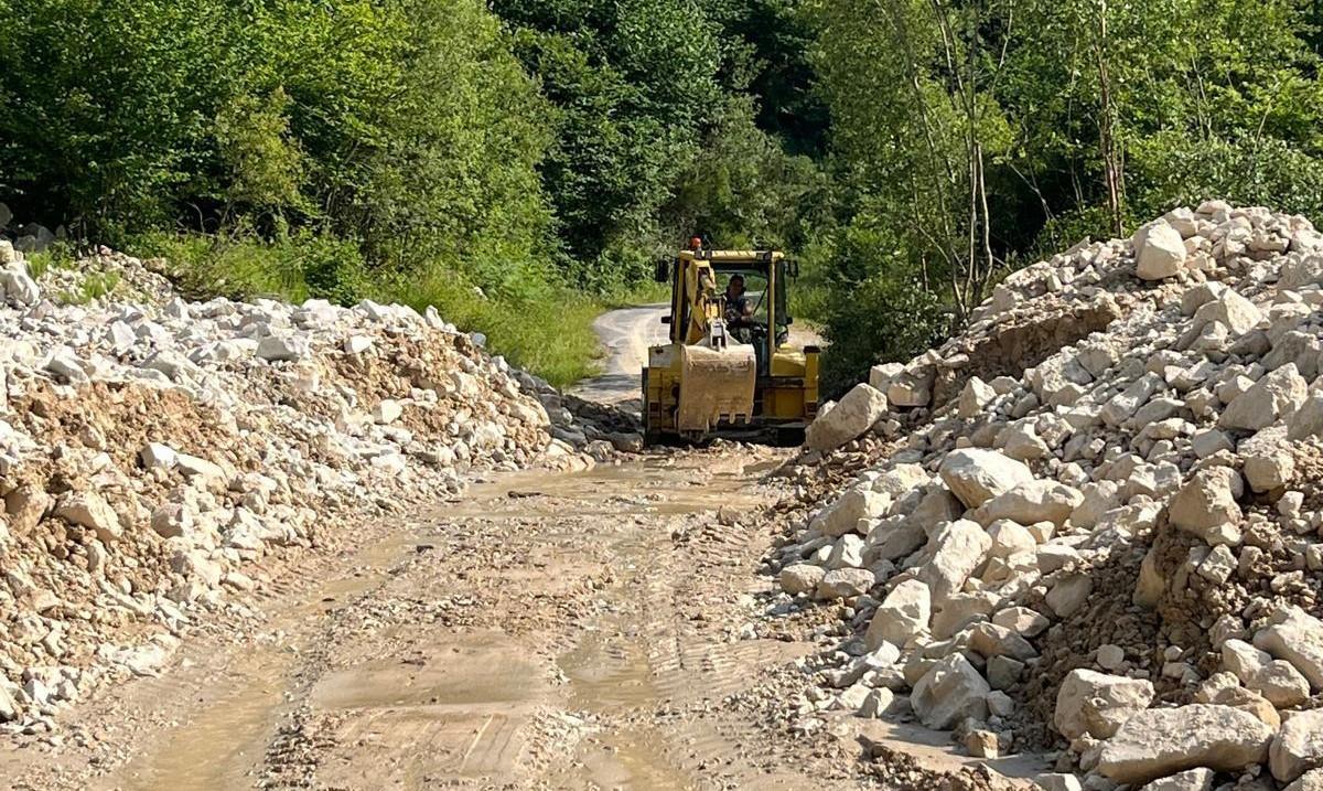 En imágenes: Así trabaja Tineo para limpiar la fana de Genestaza y dar servicio a los pueblos