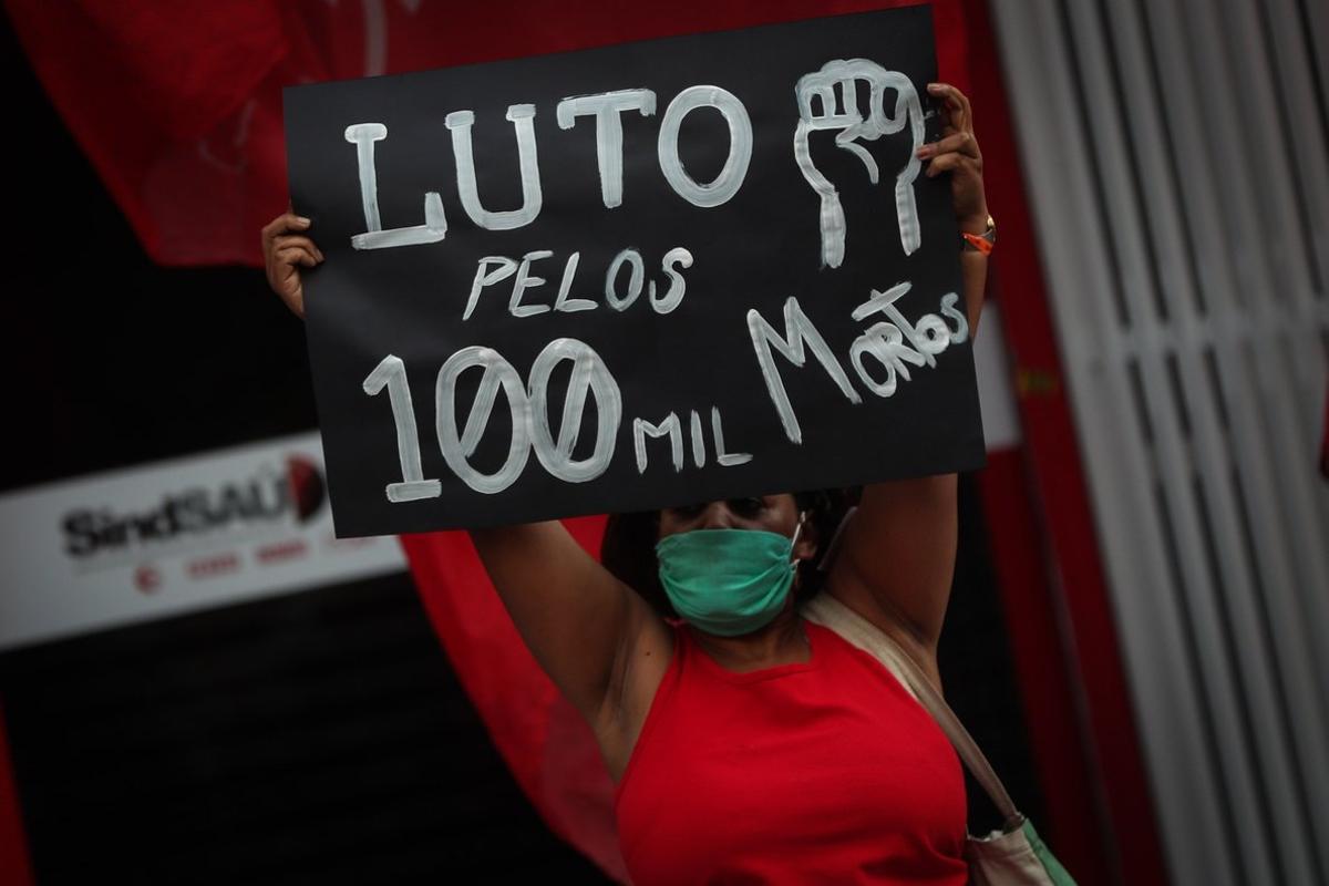 AME6895. SAO PAULO (BRASIL), 07/08/2020.- Una mujer sostiene un cartel en la caminata Día de Luto, por las muertes debidas a la crisis del coronavirus y en defensa de la vida, hoy en Sao Paulo (Brasil). La marcha fue convocada por los sindicatos y sectores opositores al presidente de Brasil, Jair Bolsonaro. Brasil es el segundo país del mundo más azotado por la pandemia del coronavirus, después de Estados Unidos. EFE/ Fernando Bizerra