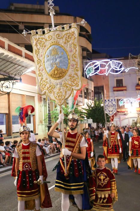 Los Armaos guían en Orihuela a la Virgen de Monserrate