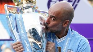 Pep Guardiola besa el trofeo de la Premier, el sexto en ocho temporadas en el City.