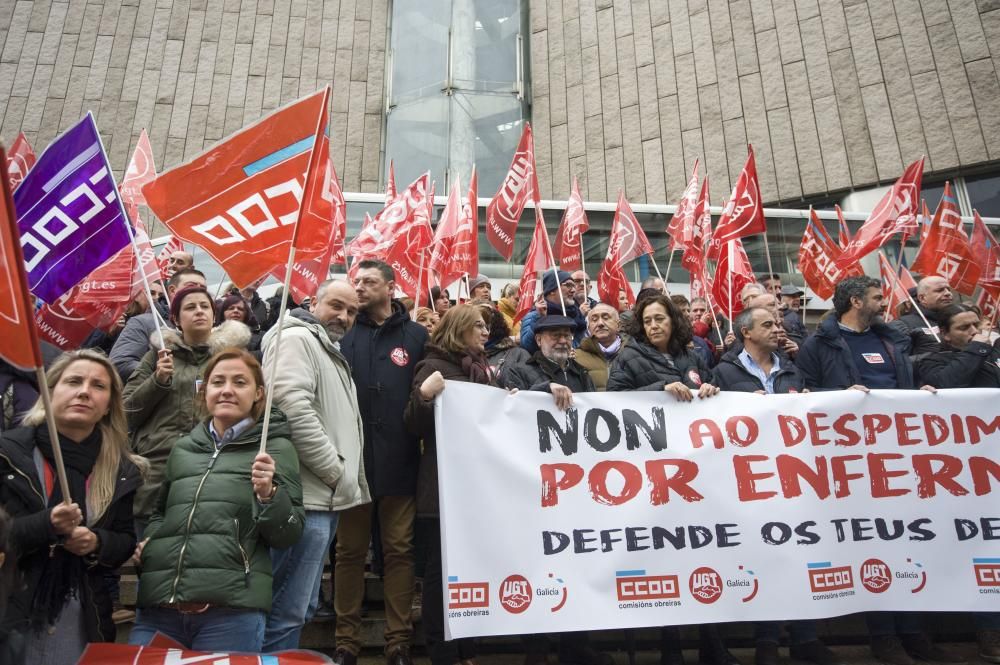 Bajo la consigna No al despido por enfermedad, el secretario general de UGT, Pepe Álvarez, ha participado en la protesta de A Coruña.