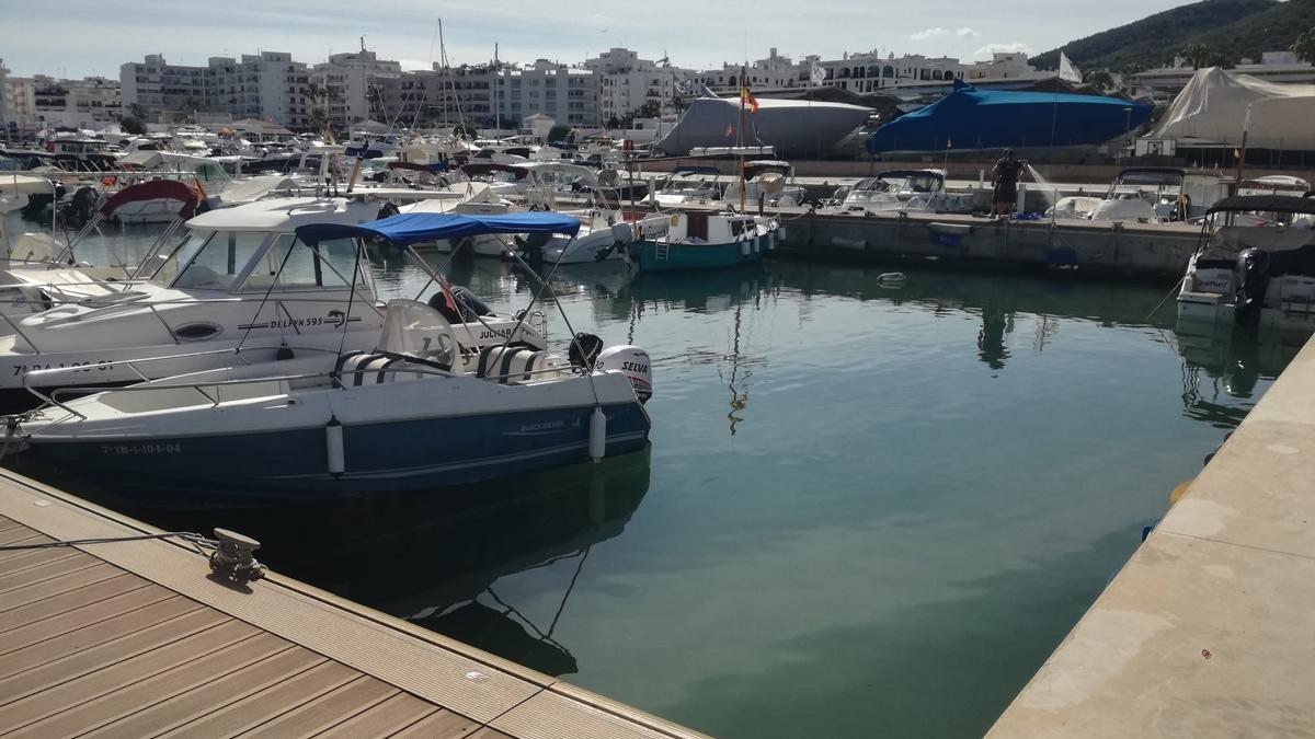 El lugar donde estaba amarrada la barca en el puerto de Santa Eulària antes de ser retirada