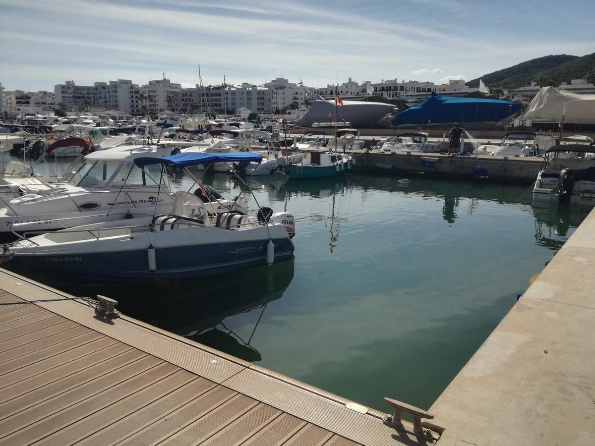 El lugar donde estaba amarrada la barca en el puerto de Santa Eulària antes de ser retirada