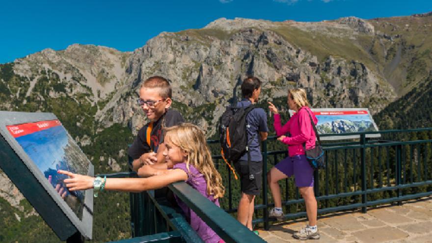 Turistes en un mirador del Berguedà