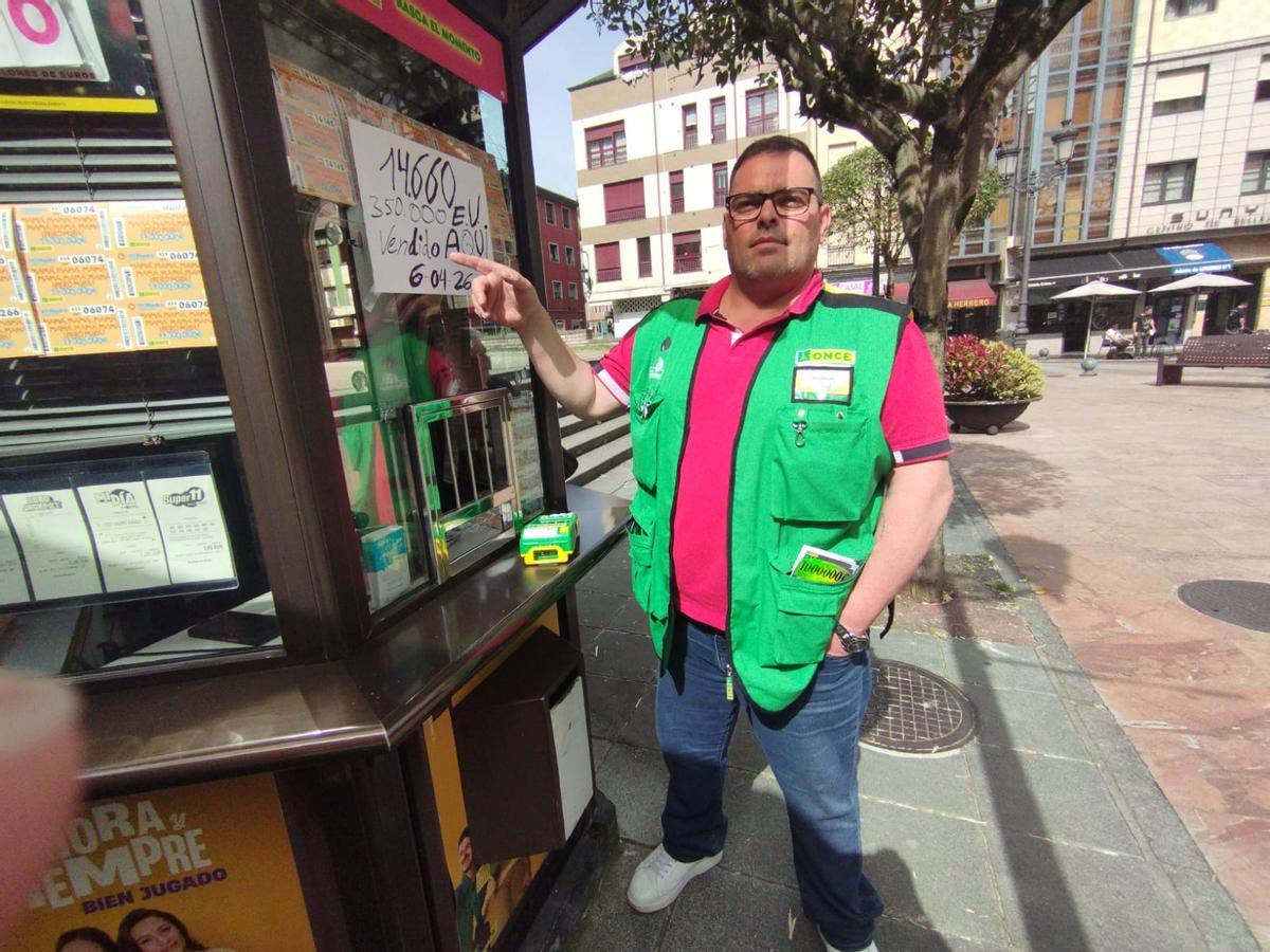 Cueto muestra el cartel con el premio en su puesto de venta.