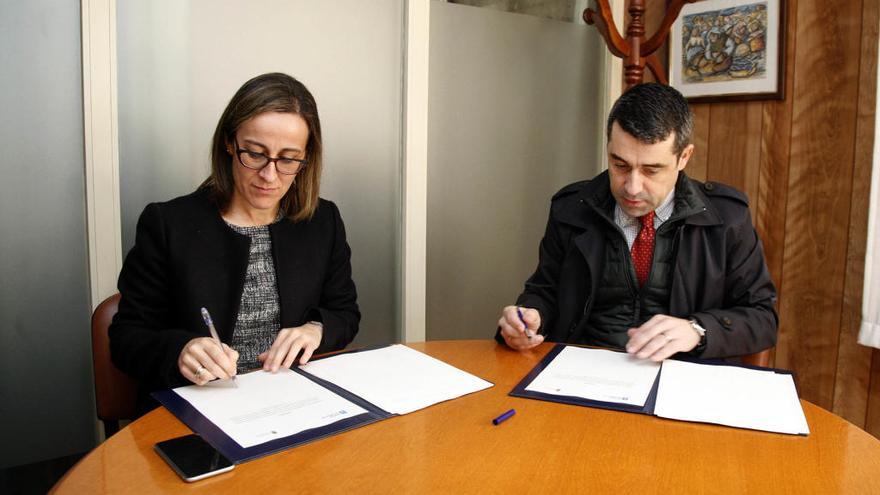 La firma del convenio entre la conselleira y el alcalde de Pontecesures.
