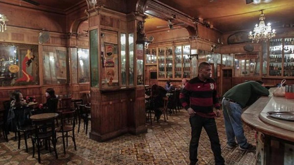 El interior del bar Marsella, del Raval.