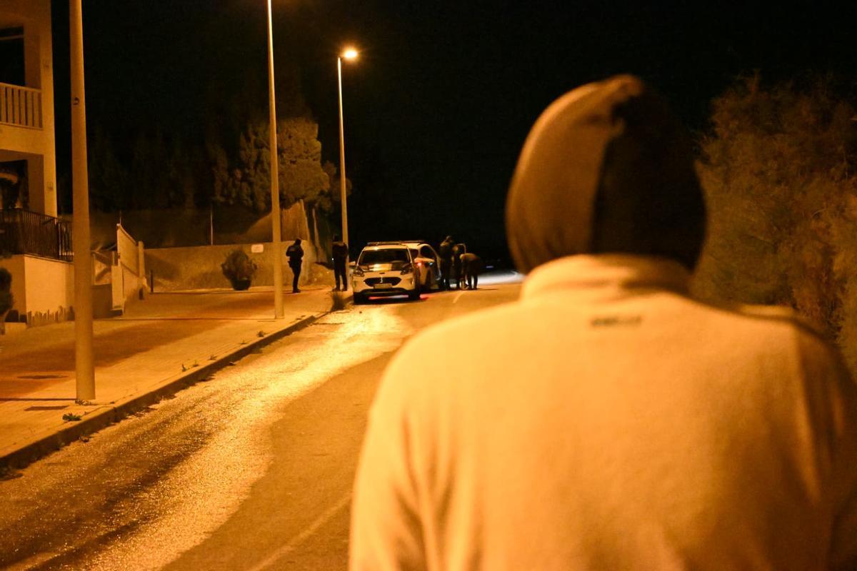 Alarma en una urbanización de La Marina en Elche por el hallazgo de dos hombres muertos