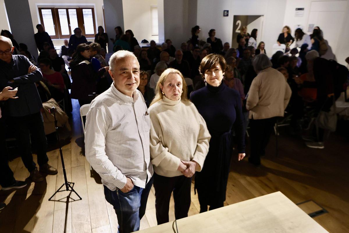 Por la izquierda, José Errasti, Amelia Valcárcel y Ana Rodríguez, antes de empezar el coloquio en la Escuela de Comercio.