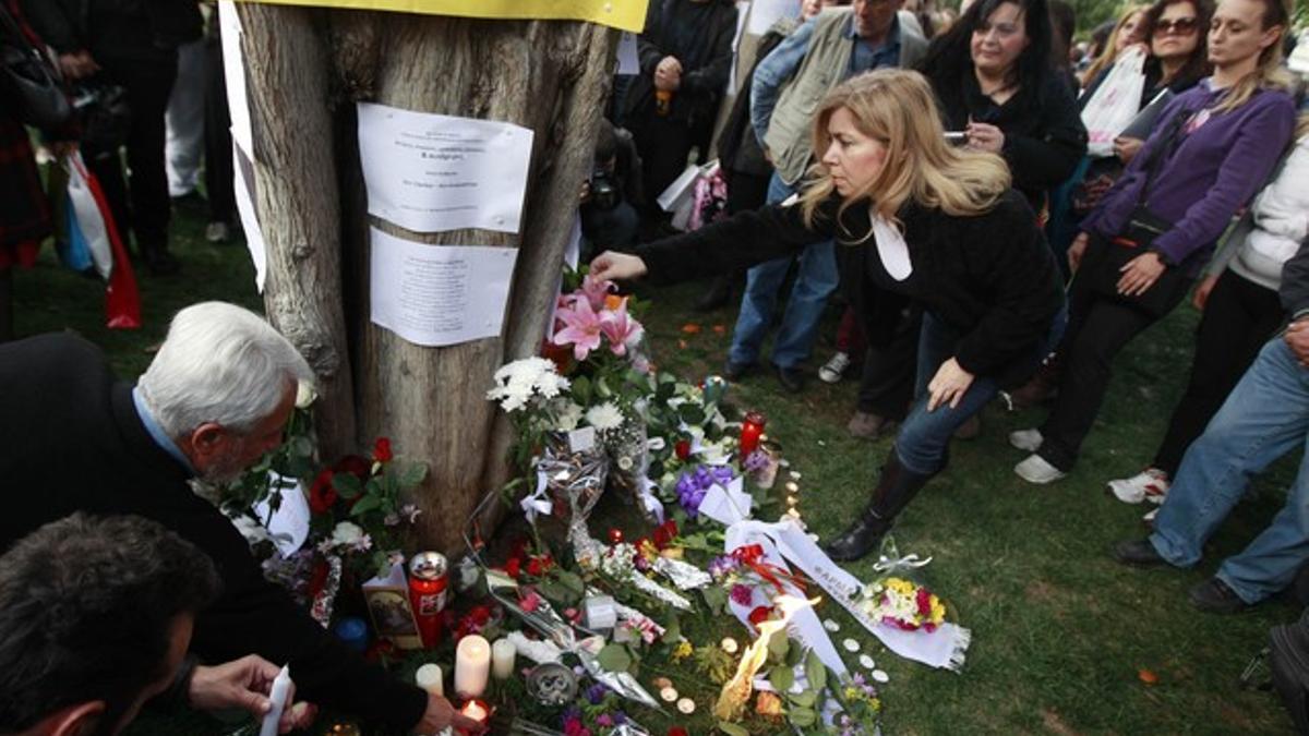 Varios ciudadanos colocan flores y velas en el lugar donde se suicidó el jubilado, el miércoles, en la plaza Sintagma, en Atenas.