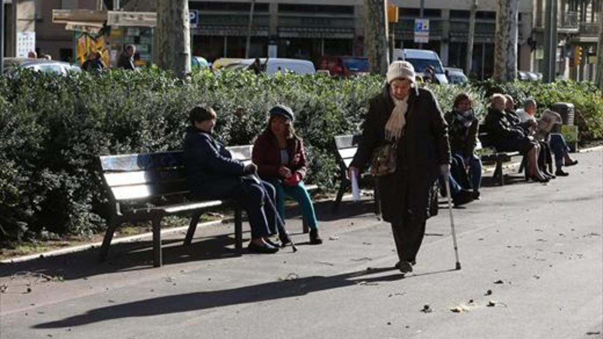 Una mujer pensionista pasea por el paseo de Sant Joan de Barcelona.