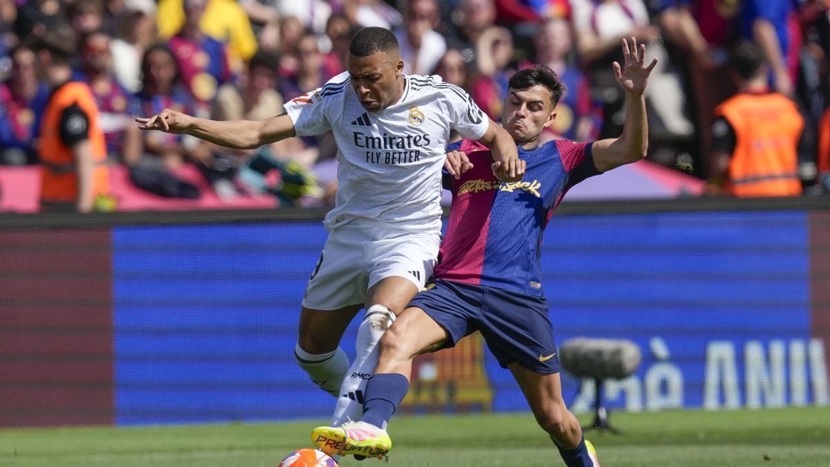 Kylian Mbappé, ante Pedri en un Clásico