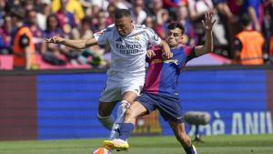 Kylian Mbappé, ante Pedri en un Clásico