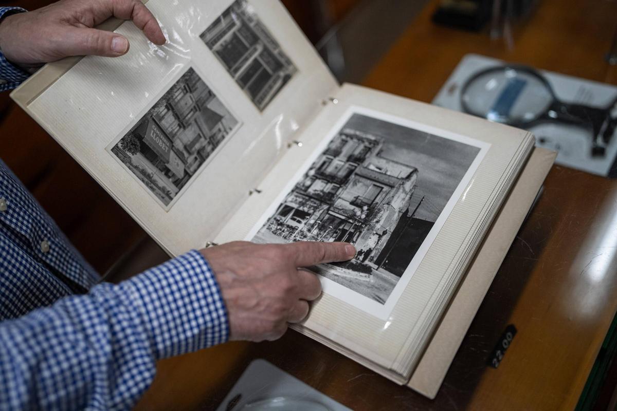 Pere Monistrol propietario de una mítica tienda fotos que cierra tras 108 años por falta de relevo generacional mustra imagenes de la tienda en los años 50-60 FOTO de ZOWY VOETEN