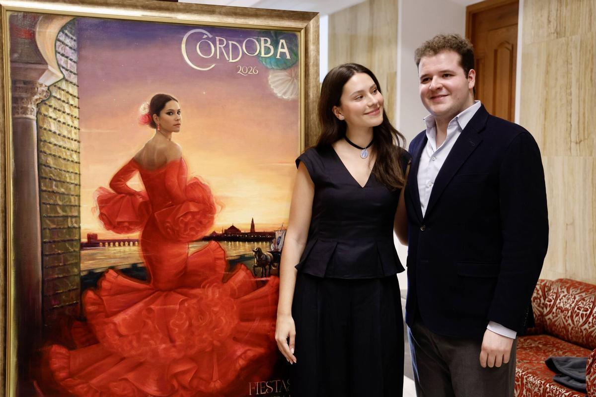 El alcalde de Córdoba, José María Bellido, el delegado de Fiestas y Tradiciones, Julián Urbano; y el artista Rafael Castejón, presentan el cartel del Mayo Festivo de Córdoba 2026. En el Salón de Plenos