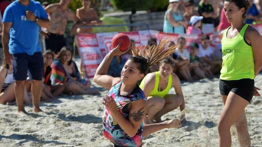 Una jugadora del torneo femenino lanza a gol. // Gustavo Santos