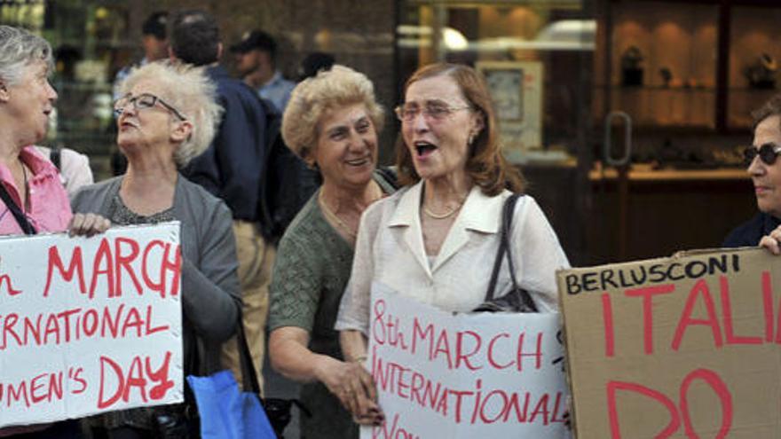 Italianas residentes en Australia participan en una marcha contra Berlusconi, con motivo de la celebración del Día Internacional de la Mujer.