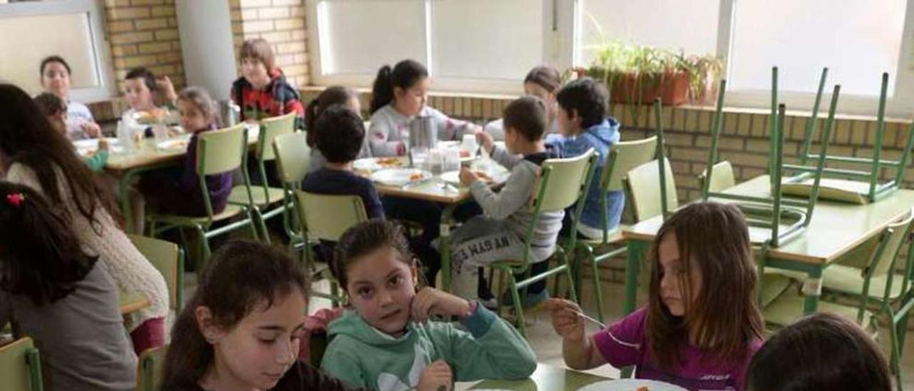 Un grupo de niños, tras terminar una menestra. // Noé Parga