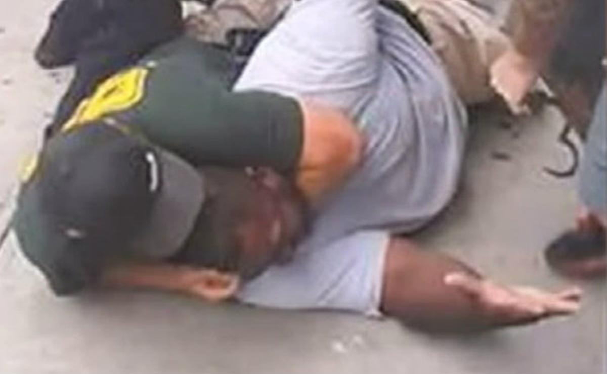 El policia li fa a Eric Garner una clau d’estrangulament, tècnica que està prohibida.