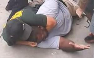 El policia li fa a Eric Garner una clau d’estrangulament, tècnica que està prohibida.