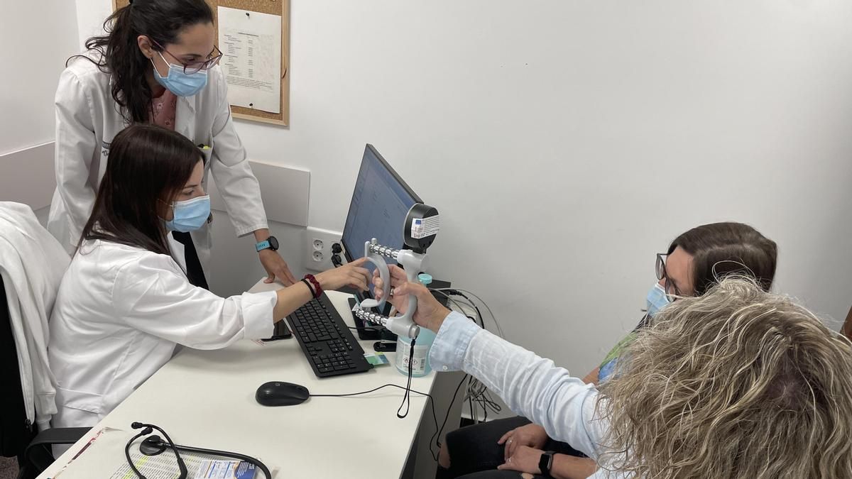 Una paciente de covid persistente del Hospital de Sant Joan con un dinamómetro que mide la fuerza de agarre en los pacientes