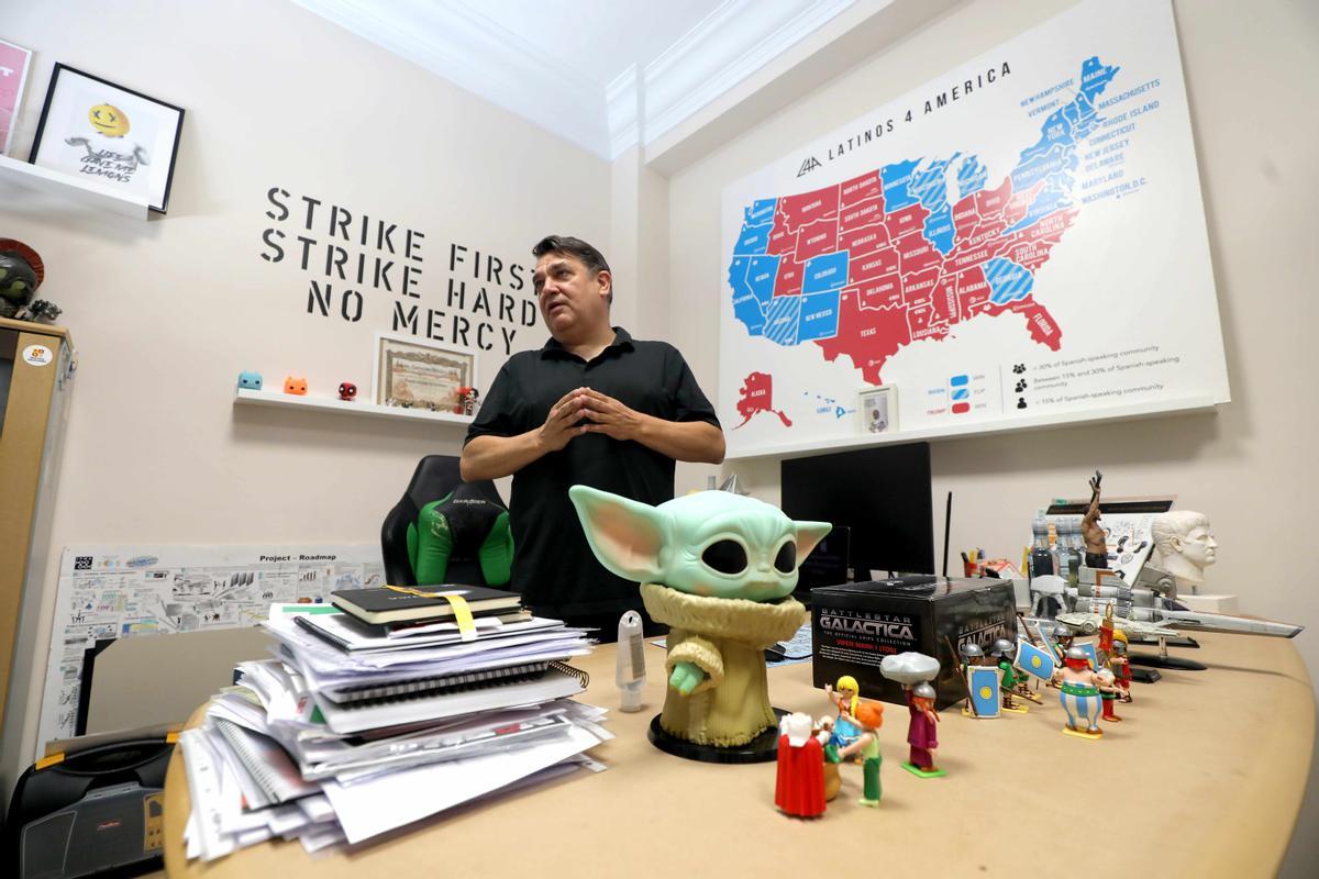 Fernando Monzón, en su despacho, con un mapa de los Estados Unidos, donde trabajaron con el Partido republicano movilizando el voto latino a favor de los conservadores.