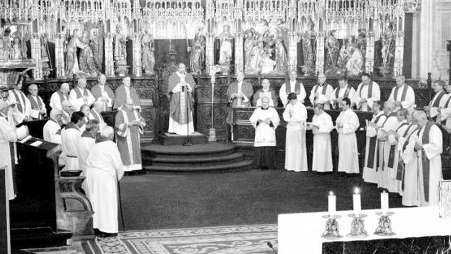 El arzobispo, Jesús Sanz, oficia la misa en honor de Santa Eulalia junto a una representación de sacerdotes asturianos.