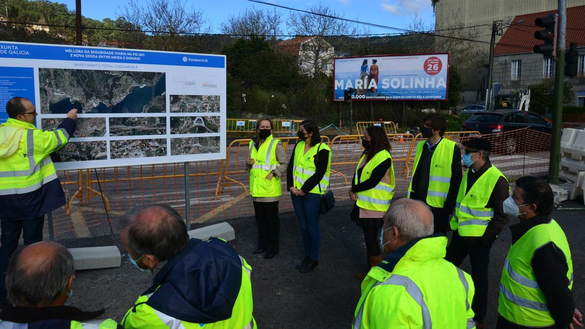 La conselleira de Infraestructuras con la alcaldesa y ediles en el acto de hoy en Domaio.