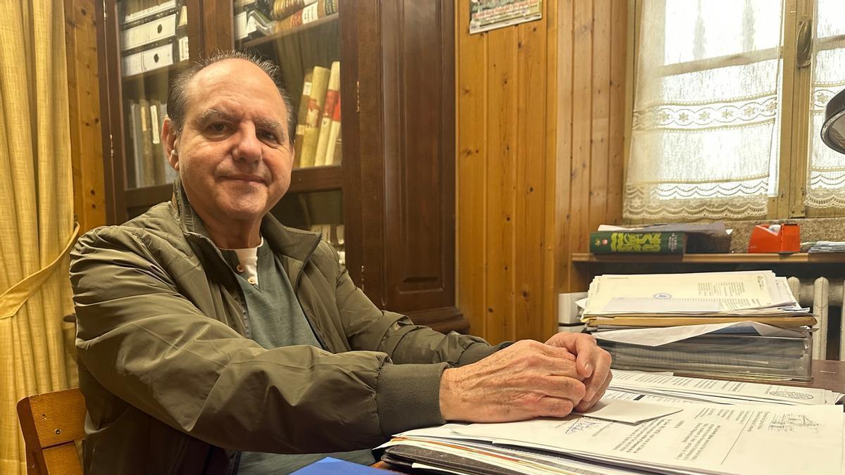 Lito García, en el despacho de la parroquia de Luarca.