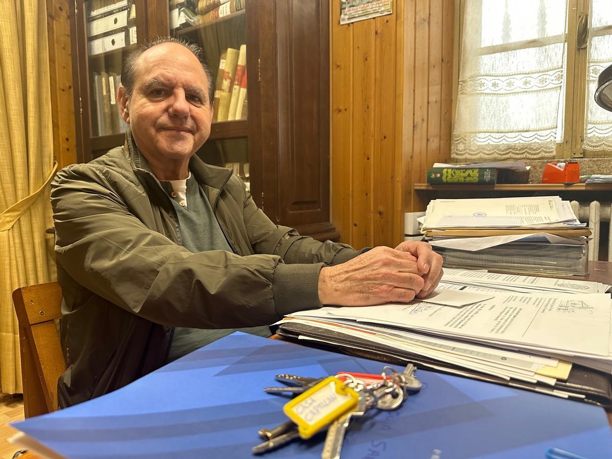 Lito García, en el despacho de la parroquia de Luarca.