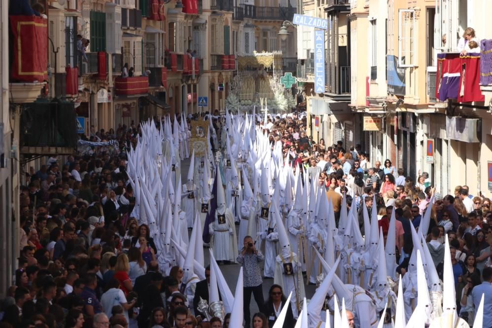 La Hermandad del Jesús Nazareno de los Pasos y María del Rocío Coronada abre los cortejos del día desde el entorno de la plaza de la Victoria