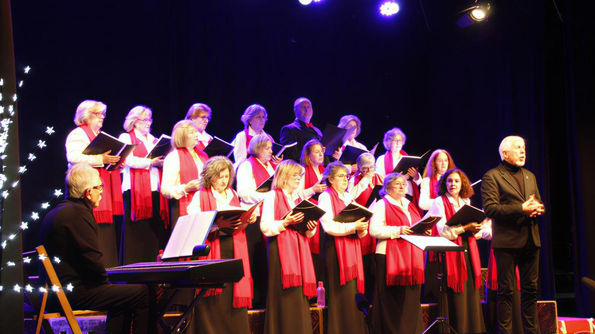 Actuación navideña de la coral Cabarco en el auditorio municipal de Monesterio
