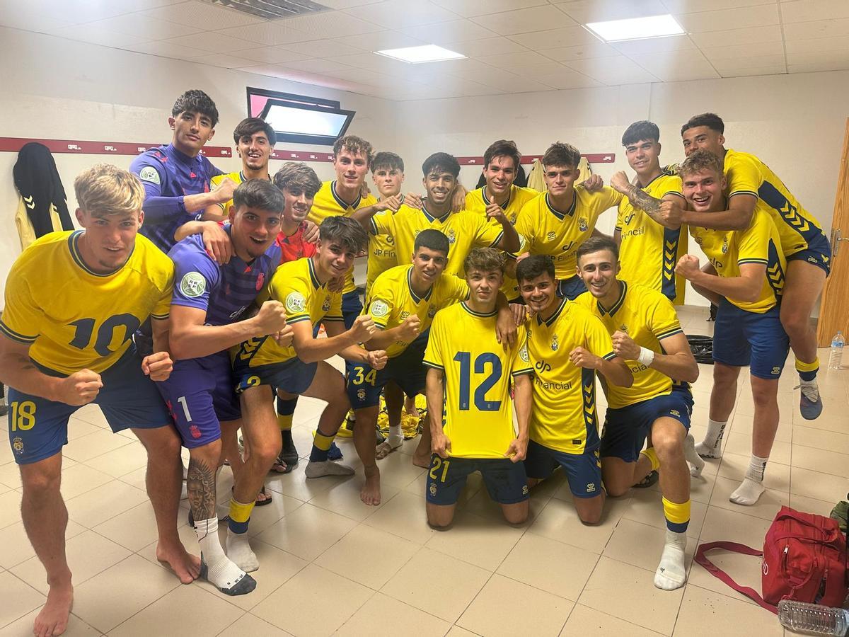 La plantilla de Las Palmas C celebra el triunfo sobre el Herbania.
