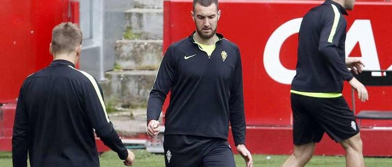 Lod, Peybernes y André Sousa, realizando un ejercicio en el entrenamiento de ayer en El Molinón.