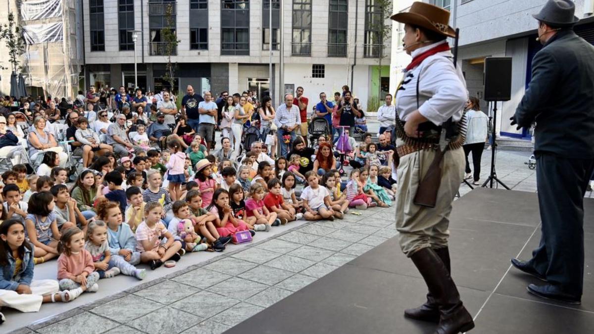 Teatro infantil en la plaza de A Curtidoira.   | // RAFA VÁZQUEZ