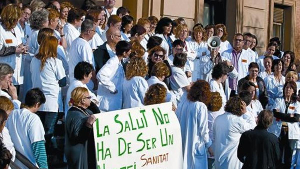 Concentración de médicos y enfermeras en contra de los recortes en el Vall d'Hebron.