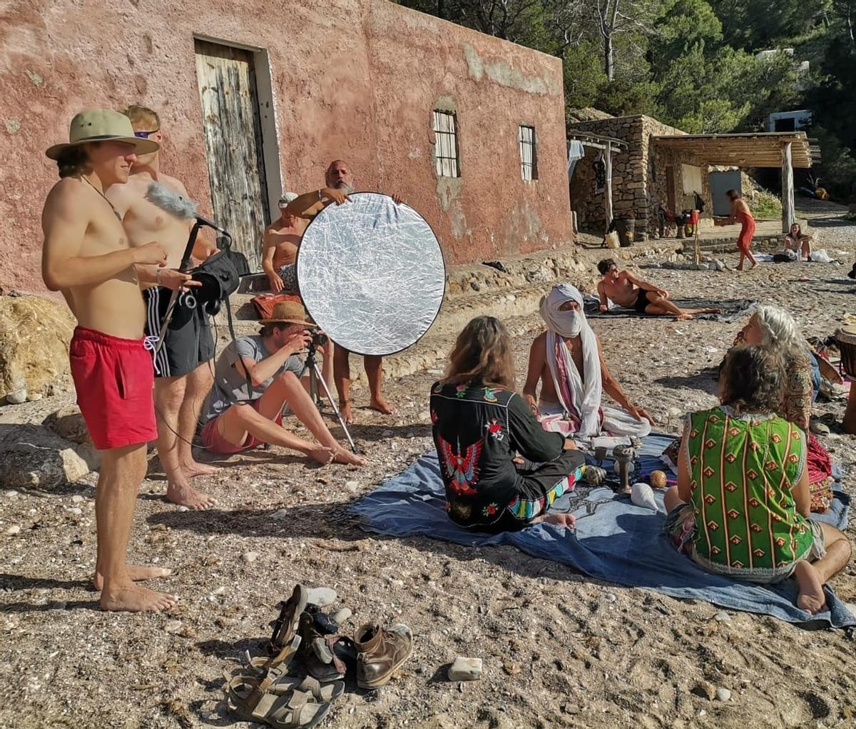 Un momento del rodaje en la playa de Benirràs, en Ibiza.