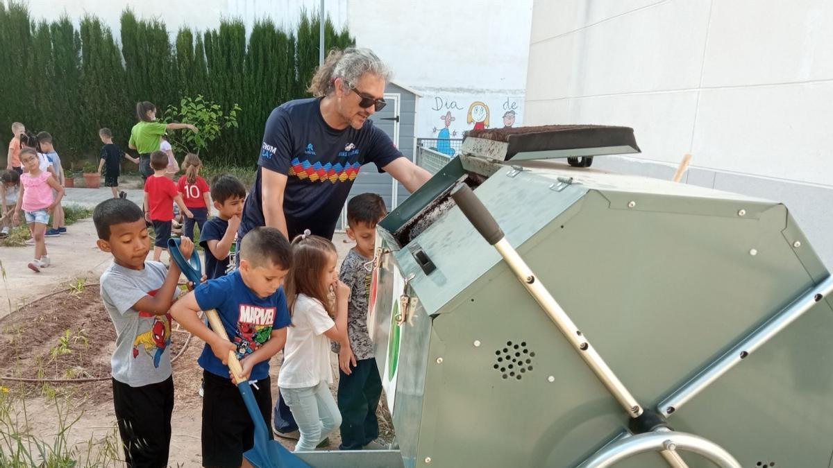 Las compostadoras instaladas en centros educativos han sido todo un éxito en Almassora.