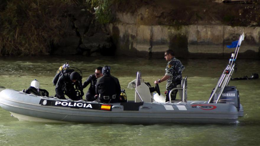 Una de las lanchas que participan en el operativo.