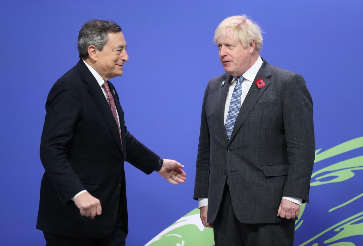 El jefe del Gobierno italiano, Mario Draghi, saluda al primer ministro británico, Boris Johnson.